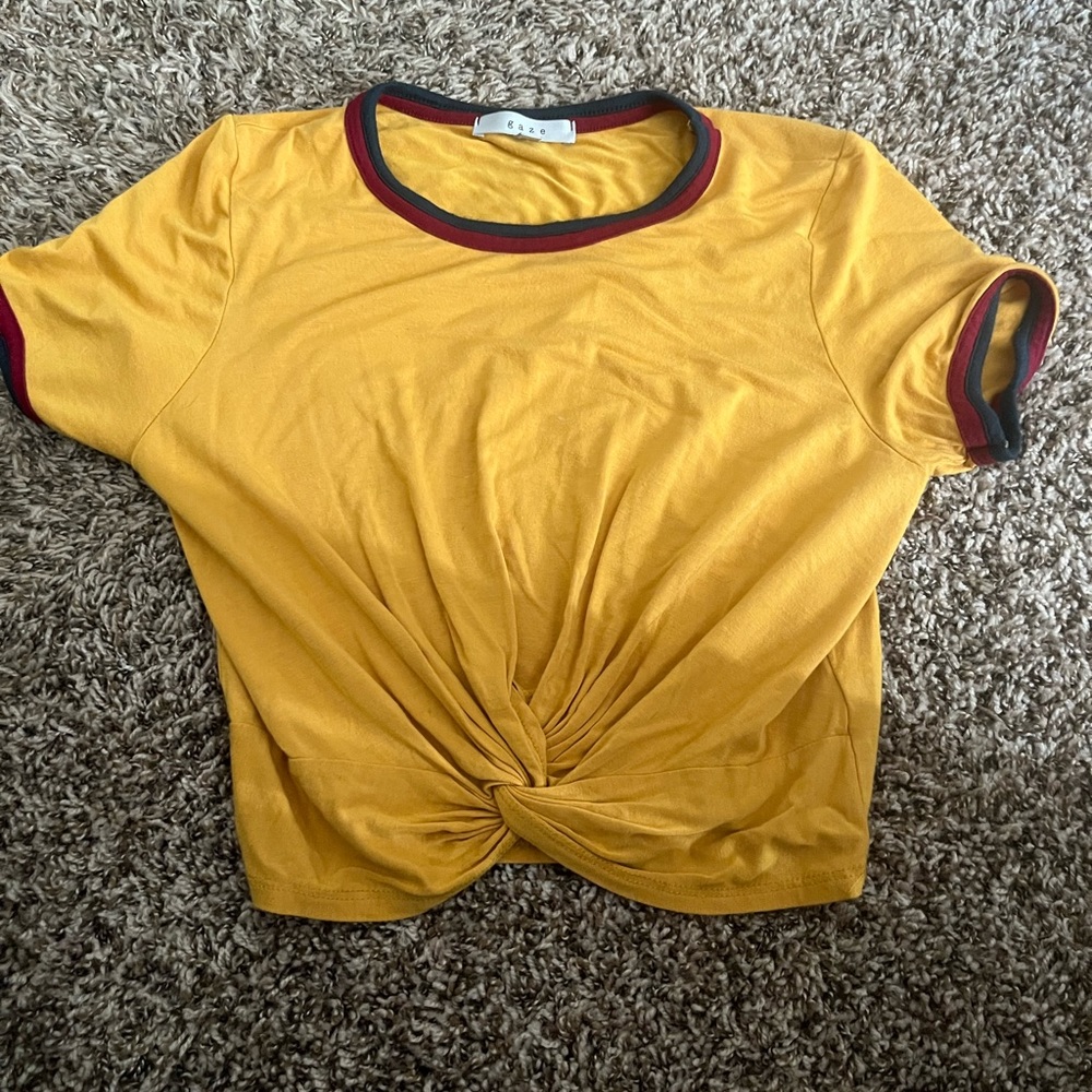 Short sleeve crop top with knot